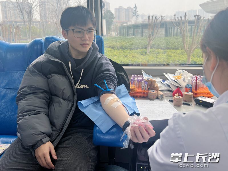 26岁的方嘉玮今日是第5次献血。  长沙晚报全媒体记者 傅容容 摄