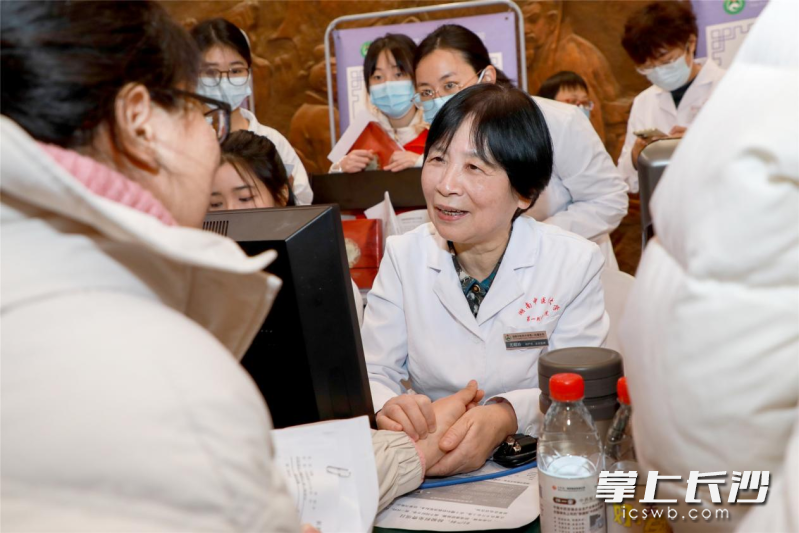 今日，“一号难求”的全国名中医尤昭玲教授正在义诊。  长沙晚报通讯员 邹丽 摄