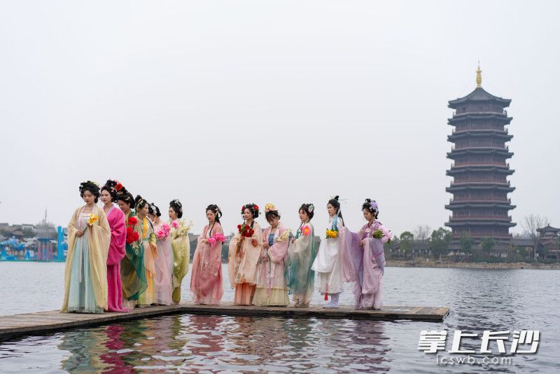 3月8日，长沙铜官窑国风乐园举办第二届“花朝游园节”。  均为长沙晚报全媒体记者 贺文兵 邹麟 摄