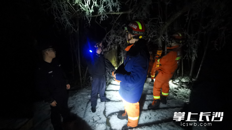 消防救援人员与派出所民警在搜救被困人员。  长沙晚报通讯员 寻艳 供图