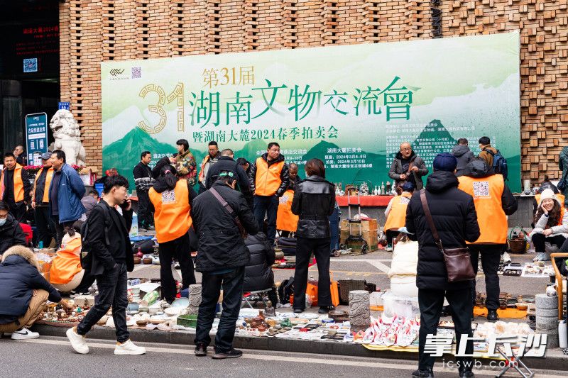 第31届湖南文物交流会启动，地摊交流会在湖南大麓珍宝古玩城前坪的韭菜园古玩一条街举行。  均为长沙晚报媒体记者董阳摄