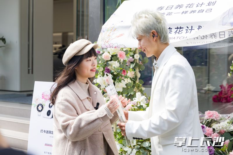 路过的女性收到华为送上的节日祝福和鲜花。   
