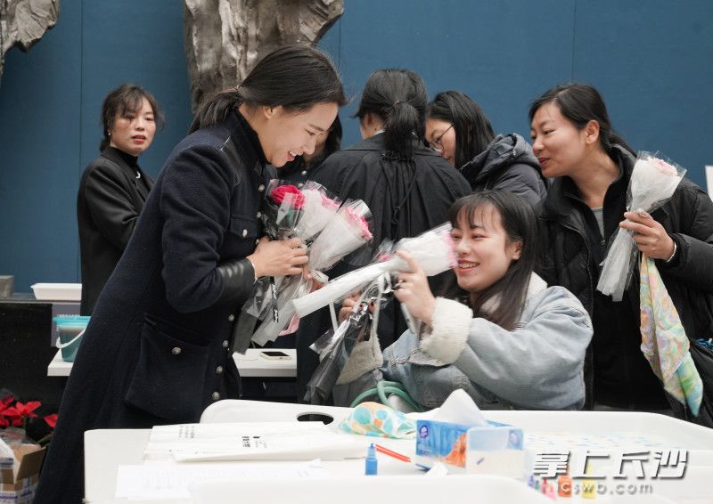 馆方也送出花束,祝女市民节日快乐。 馆方也送出花束,祝女市民节日快乐。