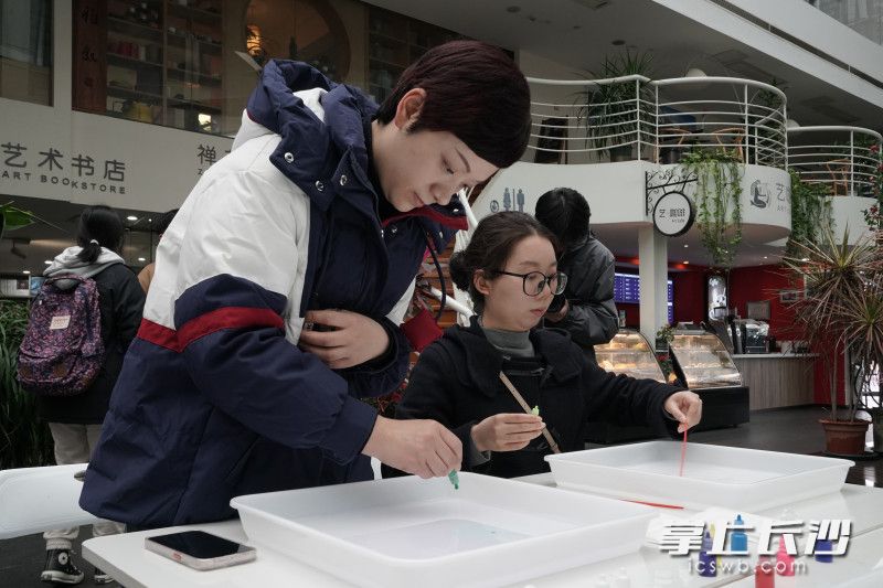 女市民创作水拓丝巾。 女市民创作水拓丝巾。