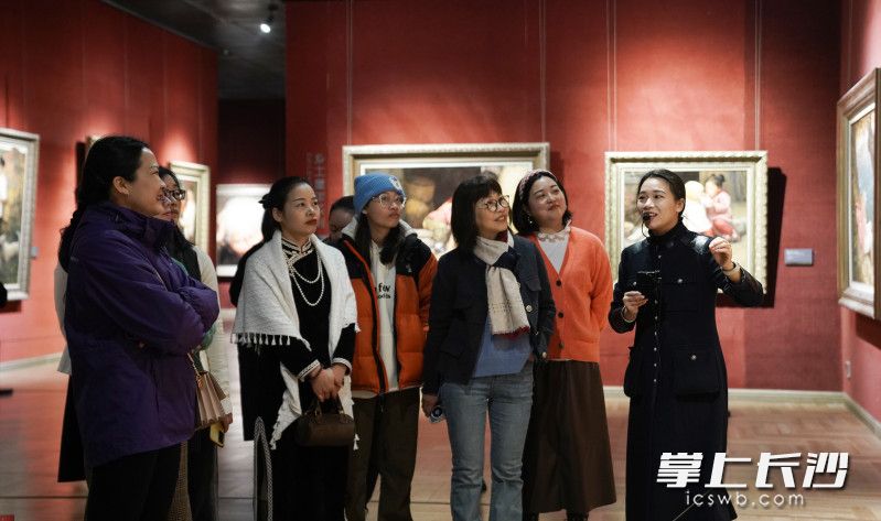 女市民观赏《祖母》系列、《家书》系列、《母女》系列等一批表现人间大爱的现实主义油画作品。 均为长沙晚报全媒体记者何文瑞摄 女市民观赏《祖母》系列、《家书》系列、《母女》系列等一批表现人间大爱的现实主义油画作品。 均为长沙晚报全媒体记者何文瑞摄