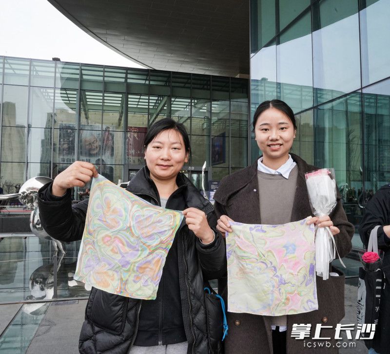 女市民在快乐的创作中感受水拓画的独特魅力。 女市民在快乐的创作中感受水拓画的独特魅力。