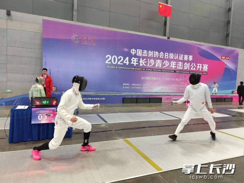 选手展开争夺。  长沙晚报全媒体记者 宁莎鸥 摄