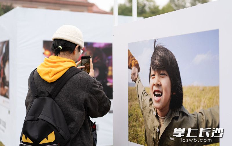摄影爱好者们正在观看摄影展。  均为长沙晚报全媒体记者邹麟摄