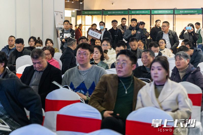 湖南大麓拍卖会在湖南大麓珍宝古玩城四楼举行。