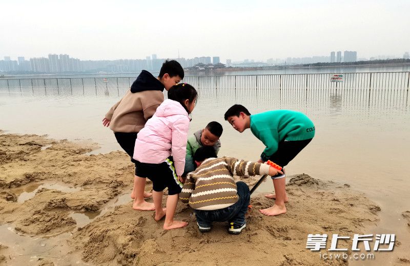 孩子们在沙滩上快乐玩耍。均为长沙晚报记者贺文兵、通讯员安昕摄