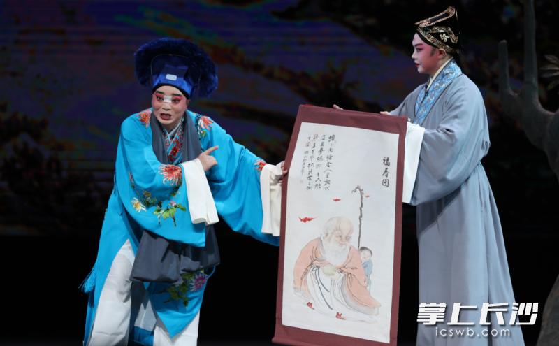 花鼓戏《三子争父》上演。均为 李卓航 摄