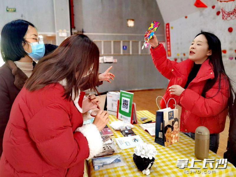 学校教师进行爱心义卖。