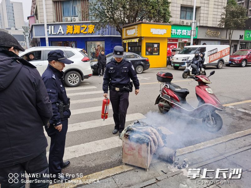 民警秒变消防员。