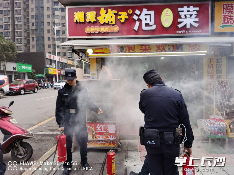 民警遇火情秒变消防员。均为长沙晚报通讯员 唐采苓 供图