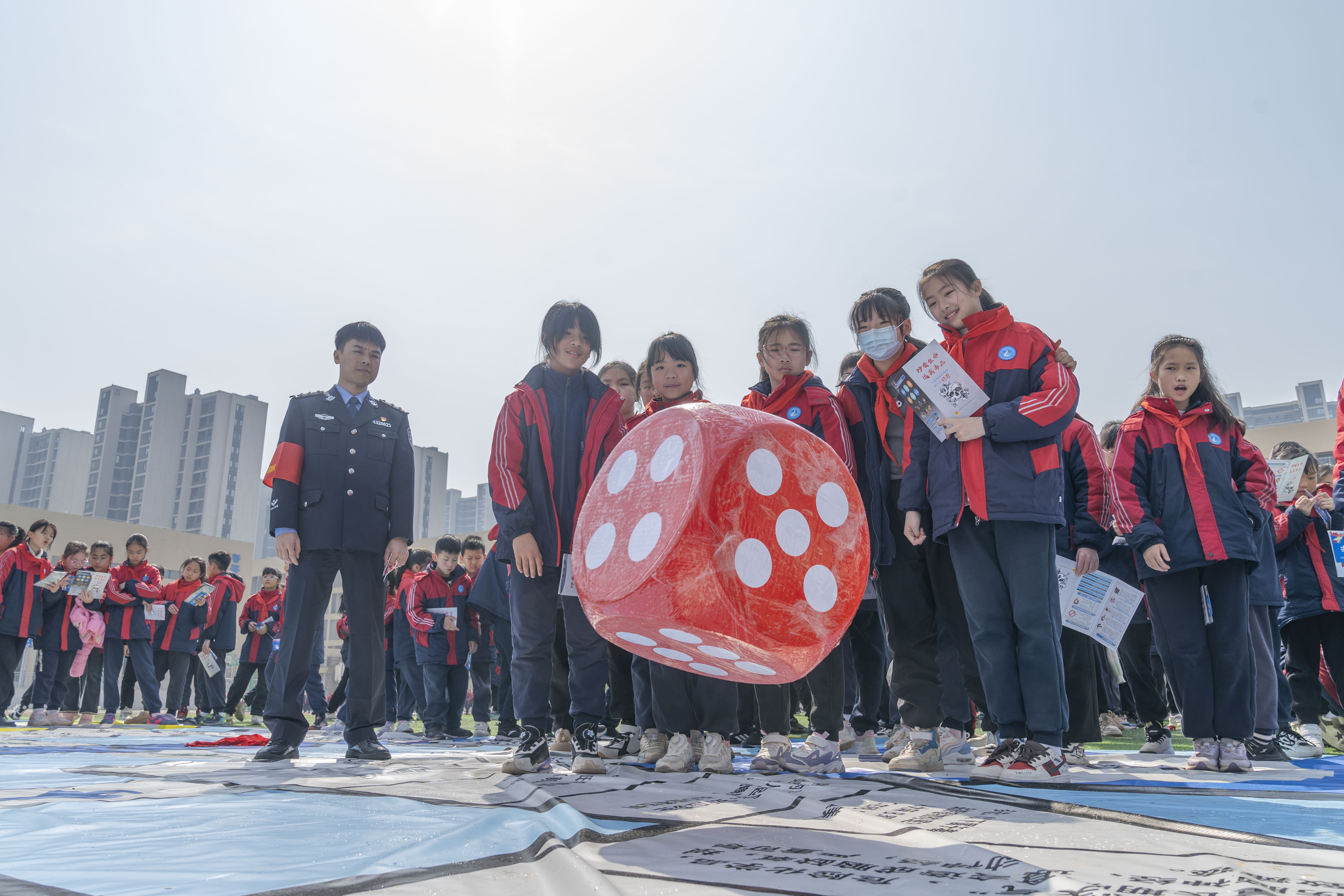 学生参加“禁毒飞行棋”游戏。均为长沙晚报全媒体记者 周数邑 摄