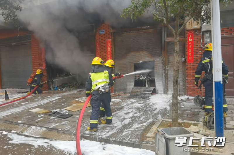 现场，消防救援人员对火势进行扑救。均为长沙晚报通讯员 汤淑 供图