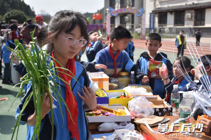 3月12日，义卖现场热闹非凡。长沙晚报通讯员 张丽 摄