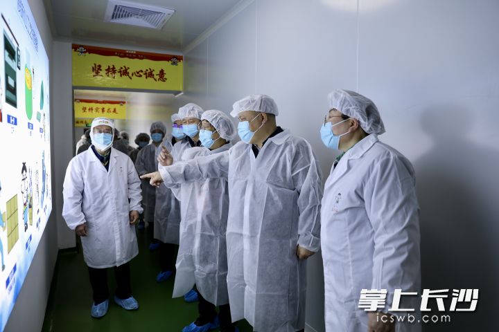 今日，市政协主席陈刚（右二）督导检查包保单位食品安全工作。长沙晚报通讯员 黄顺泽 摄