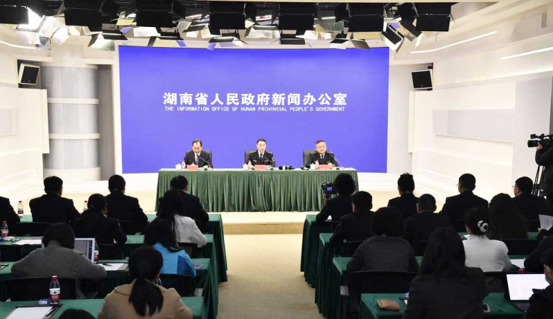 湖南省政府新闻办今天召开2024年3·15国际消费者权益日新闻发布会。长沙晚报全媒体记者 周辉霞 摄