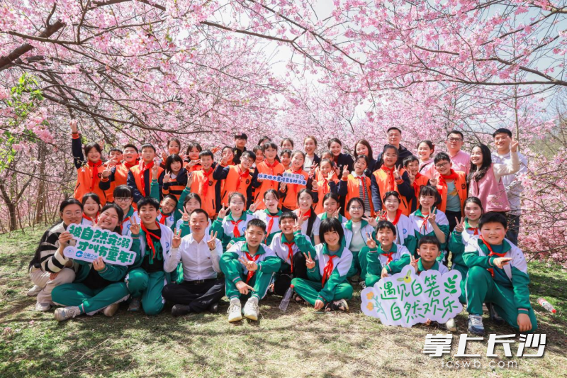 孩子们从樱花园里得到丰富的体验和惊喜。