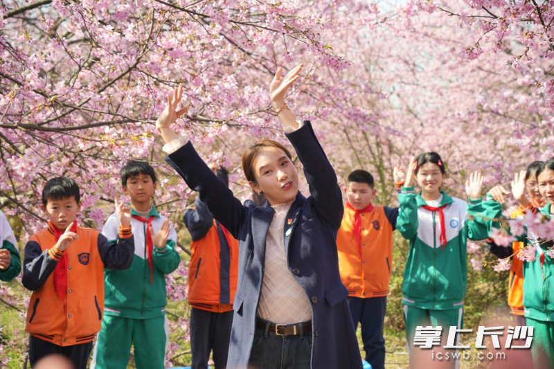 张祺煜与孩子们随着韵律舞动。