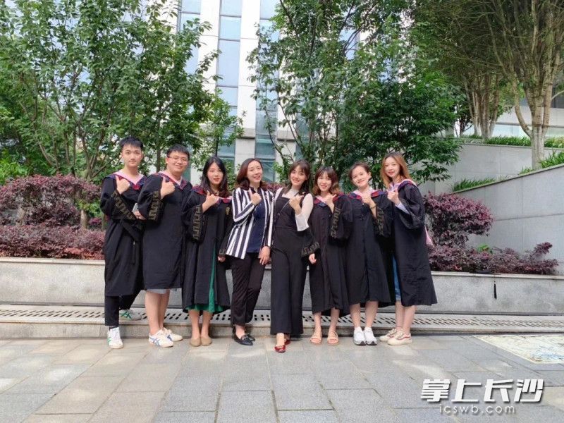 徐钰婷（左四）与毕业生合影。