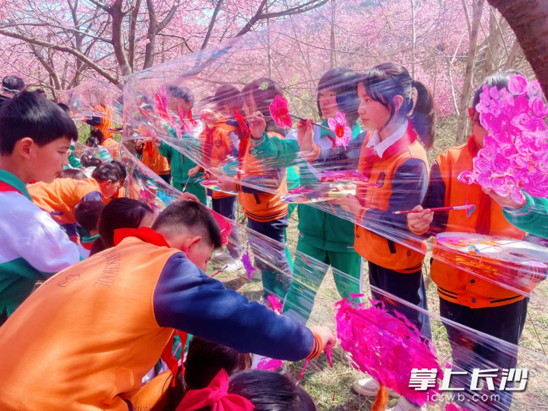 孩子们在透明薄膜上作画。