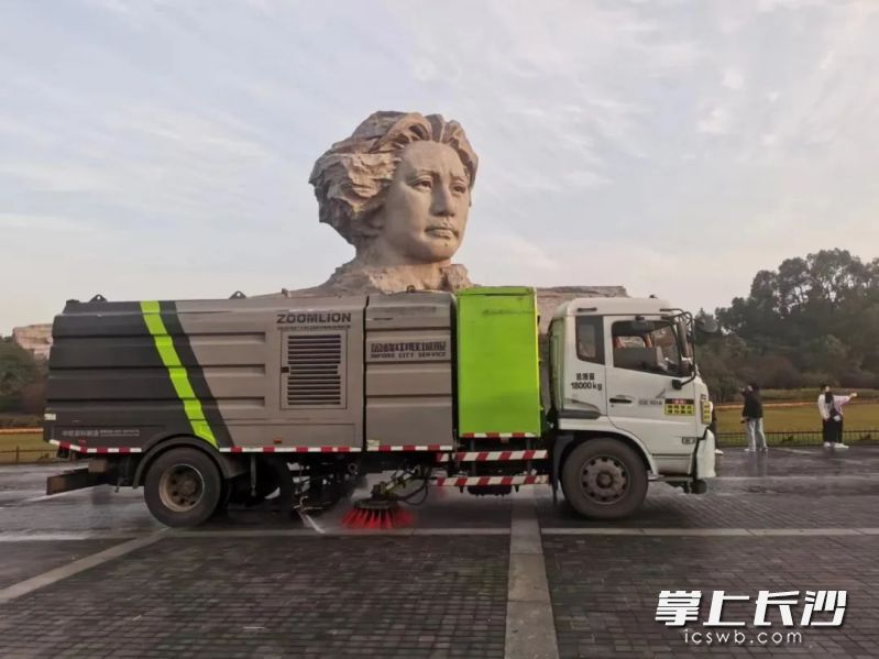 长沙橘子洲清扫的盈峰环境清扫车。受访者供图