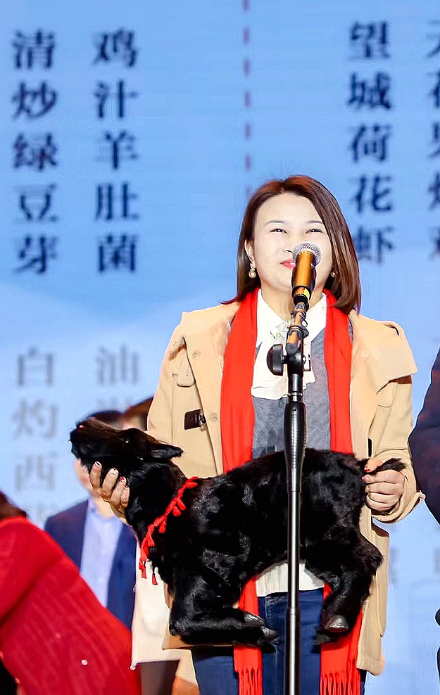 在今年2月长沙市高层次人才新春联谊会上，张凤将自己养的黑山羊带到现场，讲述自己的创业故事。受访者供图