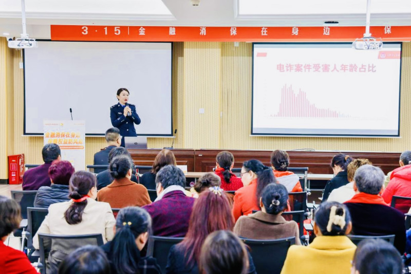 “网红民警”翟安为社区居民演小品、讲段子趣味普法。 均为长沙晚报通讯员 何建军 供图