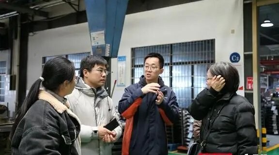专家在湖南泰嘉新材料科技股份有限公司开展调研。望城经开区 供图