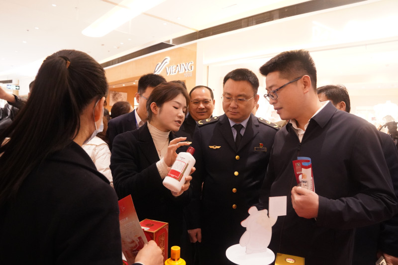 宁乡市市场监管局举办系列宣传活动。图为工作人员在介绍名酒鉴别常识。均为通讯员 李鹏 摄