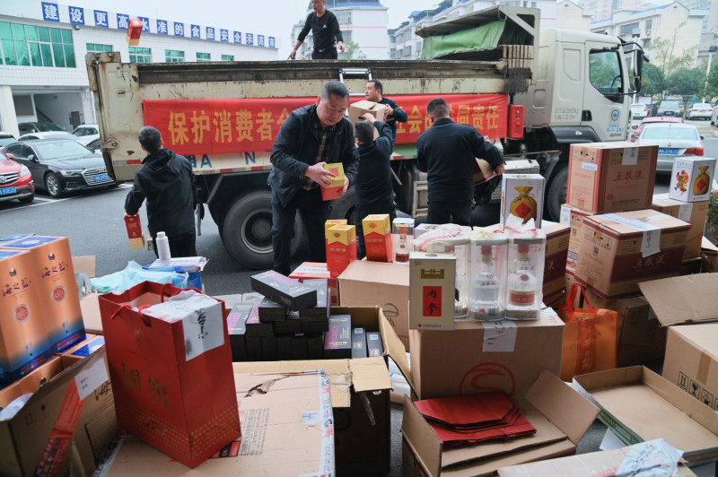 宁乡市市场监管部门执法人员正在整理待销毁的假劣商品。长沙晚报通讯员 李鹏 摄