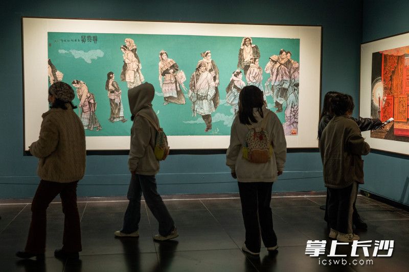 观众参观桂润年作品。