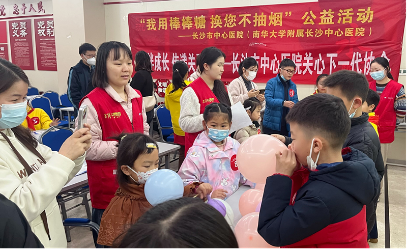孩子们参加肺活量大考验。