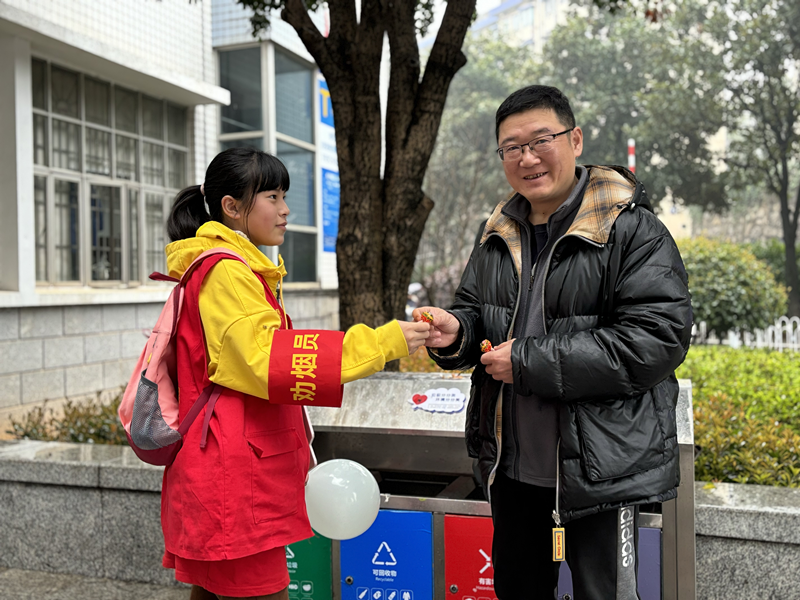 孩子们参加“我用棒棒糖，换您不抽烟”小小劝烟员实践活动。