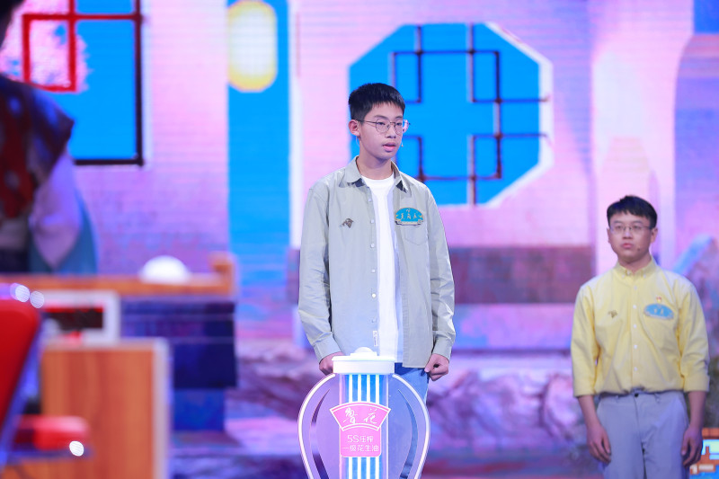 今晚8时，CCTV-1播出了《2024中国诗词大会》第2期，“青玉案”队4名队员中，选手莫尚辰是长郡双语实验中学初二学生，他也是本季《中国诗词大会》青年团最小的选手。图片由《中国诗词大会》节目组提供。