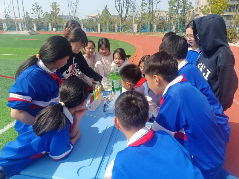 一位老师在给同学们示范“大象牙膏”。 一位老师在给同学们示范“大象牙膏”。