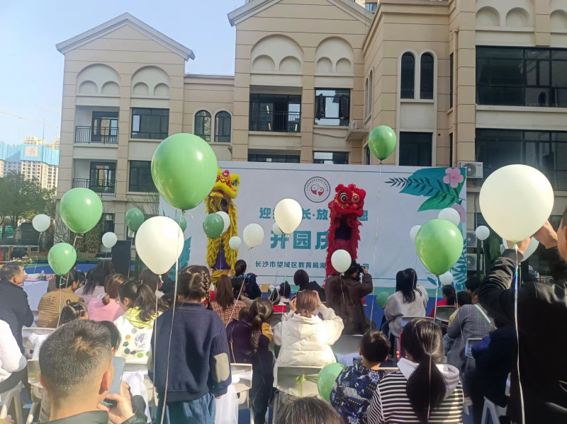 精彩的舞狮表演。