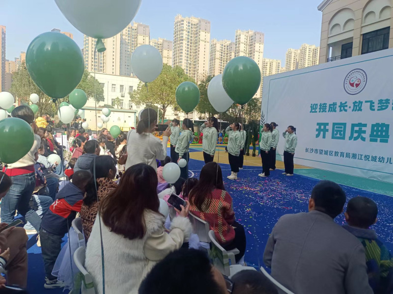 幼儿园的教师代表们庄严宣誓。