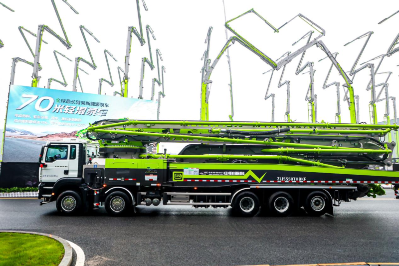 全球最长臂架新能源泵车中联重科70米轻混泵车。