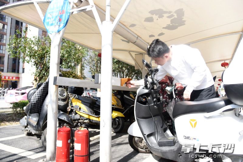 梅溪鑫苑名家小区电动车充电棚内，居民正在为电动车充电。