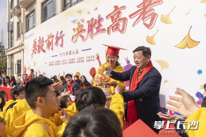 学校为学子们精心准备了蛋糕。