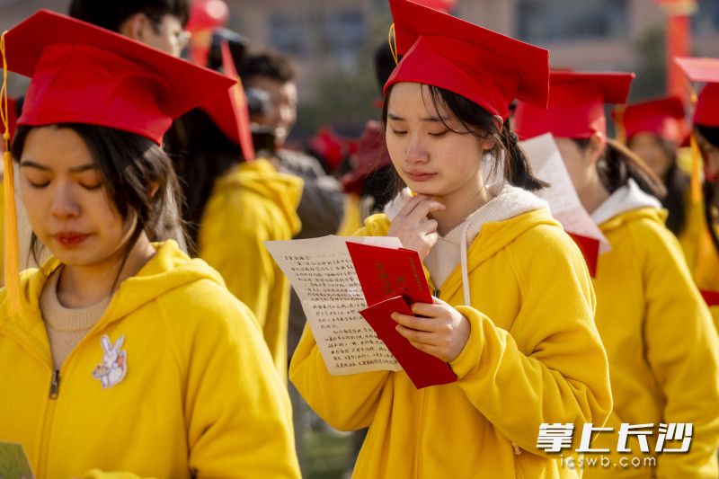 学生们查看各自的家书。