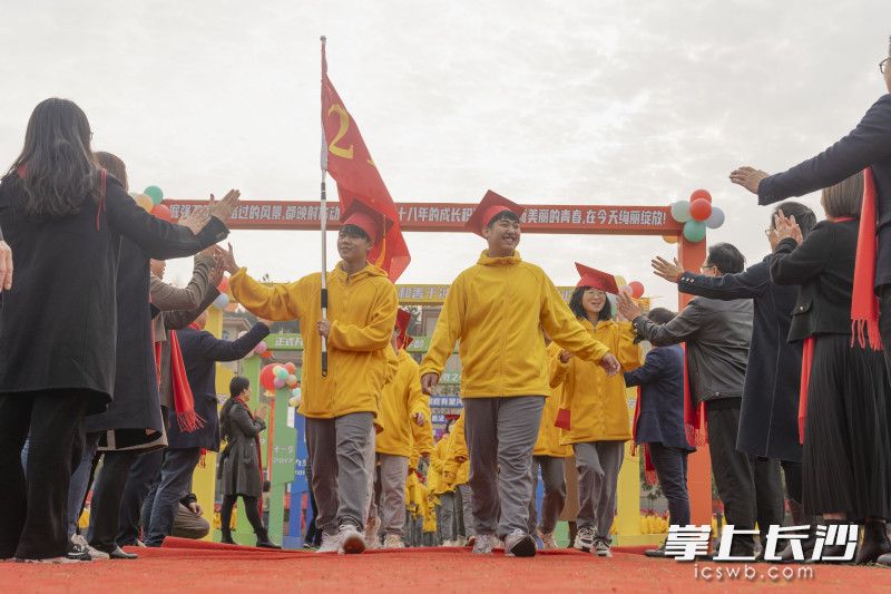 同升湖高级中学近千名高三学子先后穿过“成人门”。