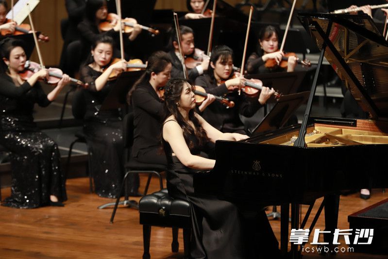 沈妤霖担任钢琴独奏。