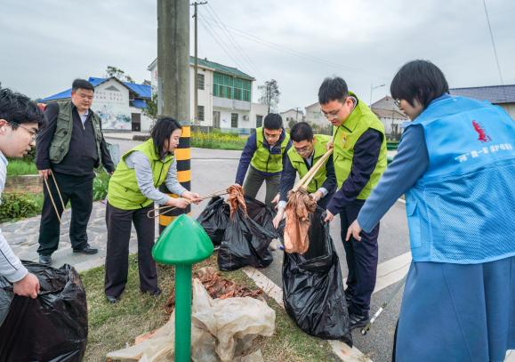 志愿者们在捡拾垃圾。均为长沙晚报通讯员 李岸 卢洁 供图