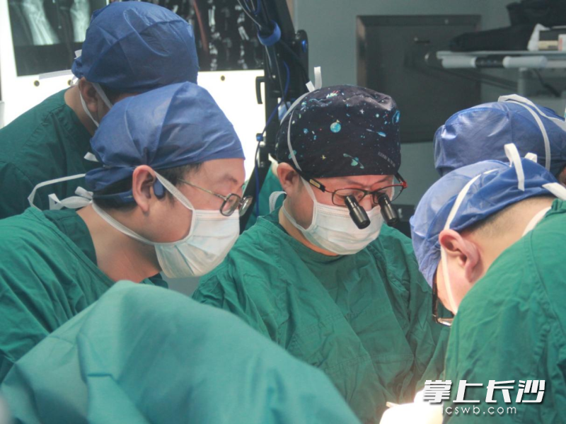 唐举玉教授团队正在为患者实施手术。长沙晚报通讯员 严丽 武海亮 摄