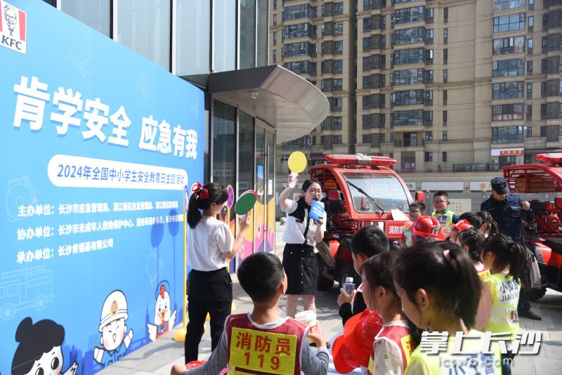 孩子们认真学习交通安全法规和知识。