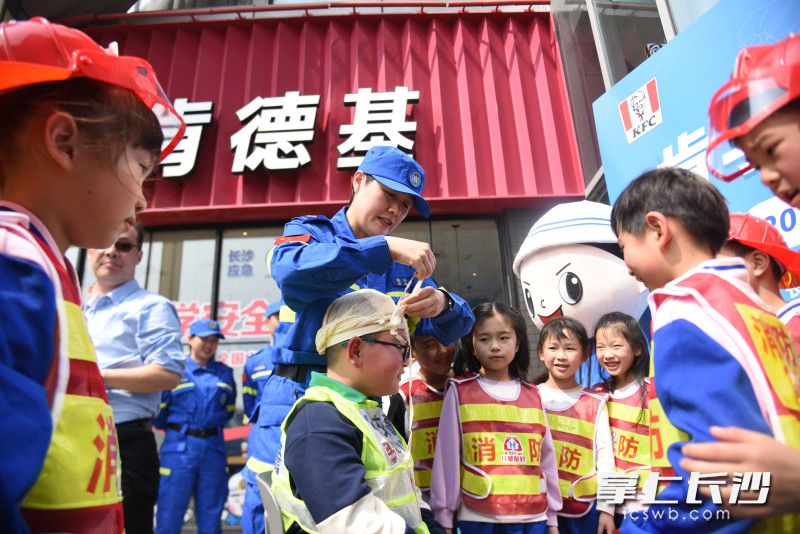 岳麓蓝天救援队队员教孩子们学习包扎技巧。